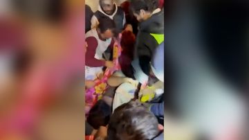 بالفيديو: خرج حيا من تحت الأنقاض