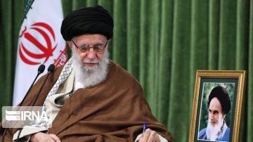 في ذكرى انتصار الثورة.. الإمام الخامنئي يوافق على العفو أو تخفيف الأحكام عن جمع من المدانين