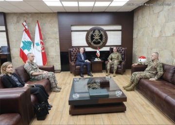 قائد الجيش التقى السفير المصري وتسلم من ماغرو دعوة رسمية لحضور مؤتمر باريس في 5 آذار المقبل قائد الجيش التقى السفير المصري وتسلم من ماغرو دعوة رسمية لحضور مؤتمر باريس في 5 آذار المقبل