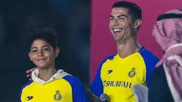 بعمر 15 عاما فقط كريستيانو رونالدو جونيور يتفوق على والده طولا (صورة)