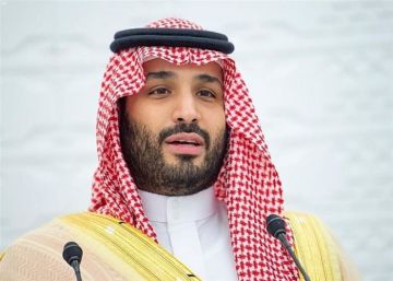 مشهد نادر لولي العهد داخل الكعبة..! مشهد نادر لولي العهد داخل الكعبة..!