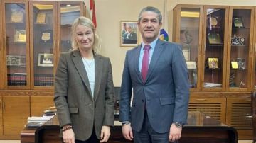 اجتماع بين محافظ البقاع وممثلة مفوضية اللاجئين عرض ملف النازحين السوريين وعودتهم إلى سوريا اجتماع بين محافظ البقاع وممثلة مفوضية اللاجئين عرض ملف النازحين السوريين وعودتهم إلى سوريا