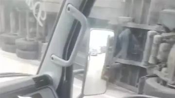 تصادم شاحنة بسيارتين يربك حركة المرور