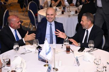 المحامي عسال ممثلا النائب فرنجيه في افطار ربان السفينة