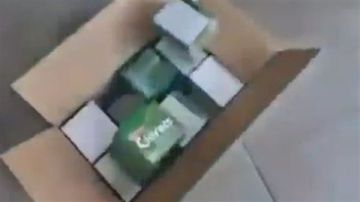 بالجرم المشهود ضبط كميات كبيرة من علكة كلوريتس المزورة في الجنوب! (فيديو)