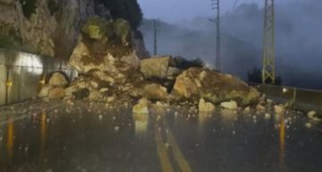 بالصورة: انهيار صخور وقطع طريق