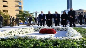 شخصيات ووفود شعبية أمت ضريح الشهيد الحريري