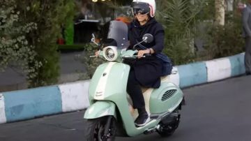 رسميا.. الإيرانيات يستطعن قيادة الدراجات النارية رسميا.. الإيرانيات يستطعن قيادة الدراجات النارية