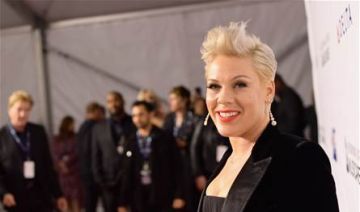 الفنانة بينك تكذب شائعات انفصالها عن كاري هارت