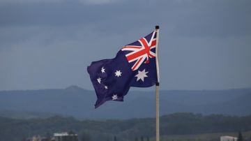 السفير الأسترالي وضع إكليلا على ضريح الحريري