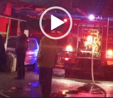 بالفيديو حريق كبير في مبنى مهدد بالانهيار طرابلس