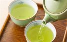 الشاي الأخضر أم ماء الليمون؟.. أيهما الأقوى لطرد السموم