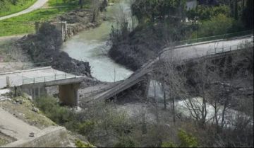 الطيران الإسرائيلي أغار مستهدفا الطريق الساحلي الذي يربط صيدا بصور قبل عشرات الامتار من جسر القاسمية