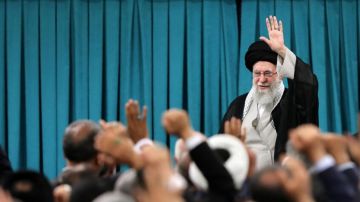 بعد مقتل خامنئي... من يتولى إدارة شؤون إيران؟ بعد مقتل خامنئي... من يتولى إدارة شؤون إيران؟