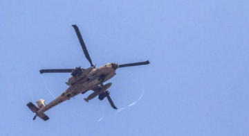 مروحية إسرائيلية تلقي بالونات حرارية فوق بلدة الخيام