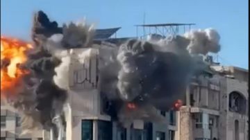 فيديو مرعب للغارة على المبنى المهدد على طريق المطار فيديو مرعب للغارة على المبنى المهدد على طريق المطار