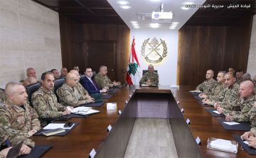 قائد الجيش يجتمع مع أركان القيادة وقادة الوحدات والأفواج العملانية: الجيش يعمل في ظروف صعبة للغاية قائد الجيش يجتمع مع أركان القيادة وقادة الوحدات والأفواج العملانية: الجيش يعمل في ظروف صعبة للغاية