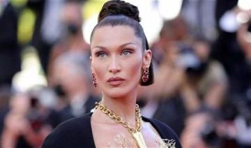 سحر وأناقة.. بيلا حديد تخطف الأنظار بإطلالة شفافة ومبتكرة