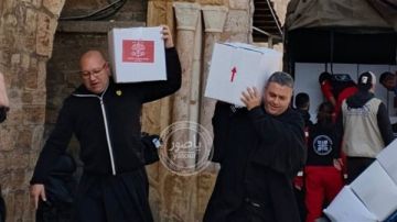 في مشهد إنساني مؤثر في مدينة صور، لم تقتصر المساعدة على وصول القوافل، بل تجسدت بالفعل على الأرض