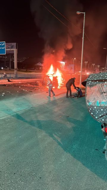 استهداف مزدوج على طريق المطار سيارتان في مرمى الغارات الإسرائيلية استهداف مزدوج على طريق المطار سيارتان في مرمى الغارات الإسرائيلية