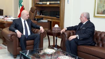 الرئيس عون عرض مع المشنوق لمبادرته لوقف التصعيد العسكري