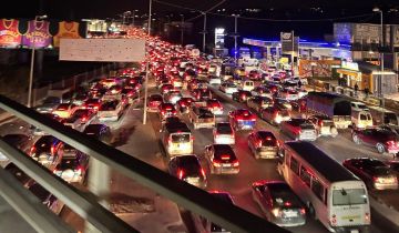 الطرقات ضاقت بالنازحين الذين احتجزوا لساعات في سياراتهم