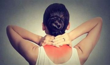 ألم الرقبة وتنميل الأصابع.. إشارات تحذيرية قد تكشف مشكلة خطيرة