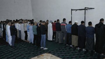 بالصور: صلاة عيد الفطر في سجن رومية بالصور: صلاة عيد الفطر في سجن رومية