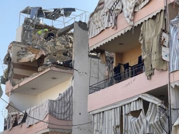 النشرة: سقوط شهداء وجرحى جراء الغارة التي استهدفت شقة سكنية في المية ومية شرق صيدا