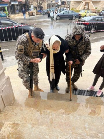 بالصورة: أمن الدولة في لقطة إنسانية عسكري يسند مسنة في جزين خلال أحد الشعانين بالصورة: أمن الدولة في لقطة إنسانية عسكري يسند مسنة في جزين خلال أحد الشعانين
