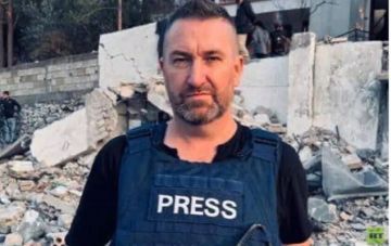 إصابة مراسل قناة RT ستيف سويني ومصوره بهجوم إسرائيلي في جنوب لبنان