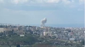 بالفيديو: تصاعد الدخان بعد الغارة