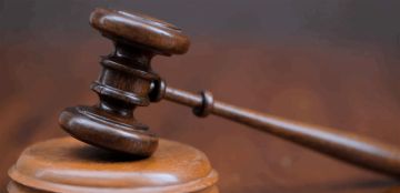 أصيبت بكدمات.. حبس فنان عربي اعتدى على زوجته