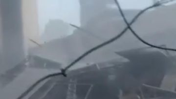 بالفيديو: المبنى يتحول إلى ركام!