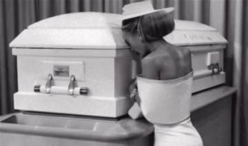 صانعة محتوى شهيرة تثير جدلا كبيرا هذا ما فعلته أمام نعش إبنتها