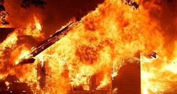 غارة على المنزل... واشتعال النار فيه غارة على المنزل... واشتعال النار فيه