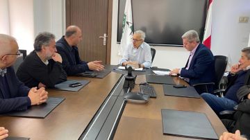 البساط عرض مع نقابة أصحاب المطاحن تأمين القمح وضبط توزيع الطحين البساط عرض مع نقابة أصحاب المطاحن تأمين القمح وضبط توزيع الطحين