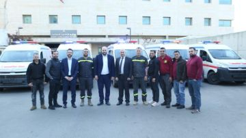 وزارة الصحة تسلم الدفاع المدني 5 سيارات إسعاف مقدمة من العراق وزارة الصحة تسلم الدفاع المدني 5 سيارات إسعاف مقدمة من العراق