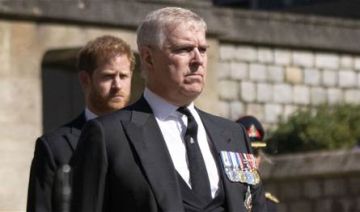 بالصورة أول إطلالة علنية للأمير أندرو بعد إعتقاله قبل أسابيع