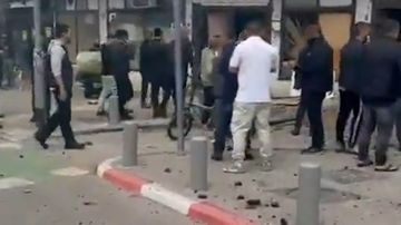 بالفيديو: سقوط شظايا صاروخ إيراني في تل أبيب بالفيديو: سقوط شظايا صاروخ إيراني في تل أبيب