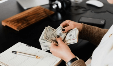 خارج الانهيار.. طبقة لبنانية تنجو بصمت