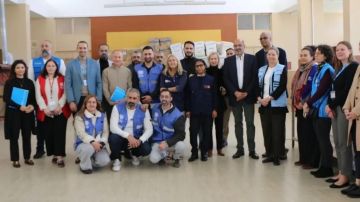 ريزا زار وممثلي وكالات الأمم المتحدة أحد مراكز الإيواء