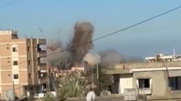 بالفيديو: لحظة الغارة على المبنى المهدد