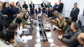 سلام والحجار إطلعا على عمل غرفة إدارة الكوارث في محافظة بيروت سلام والحجار إطلعا على عمل غرفة إدارة الكوارث في محافظة بيروت