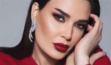 سيرين عبد النور تشارك لحظة هادئة مع ابنتها على شاطئ البحر