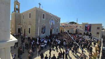 قائد الجيش اللبناني يقدم واجب العزاء بكاهن رعية بلدة حدودية قتل بقصف إسرائيلي (فيديو)