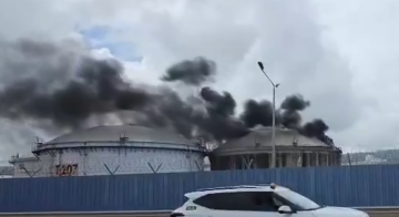 توثيق لحظة الإصابة.. مصافي التكرير في حيفا تحت نيران إيران وحزب الله (فيديوهات)