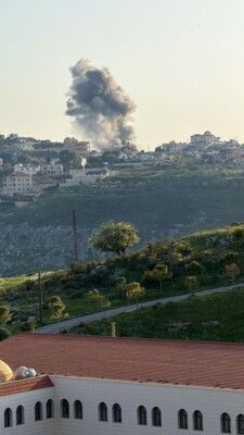 الطيران الحربي الإسرائيلي أغار مستهدفا بلدة عنقون في جنوب لبنان الطيران الحربي الإسرائيلي أغار مستهدفا بلدة عنقون في جنوب لبنان