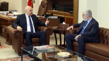 الرئيس عون أكد لفضلو خوري حرص الدولة على أمن المؤسسات التربوية ولا سيما الجامعة الأميركية في بيروت الرئيس عون أكد لفضلو خوري حرص الدولة على أمن المؤسسات التربوية ولا سيما الجامعة الأميركية في بيروت