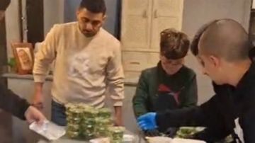 تعزيزا للصمود ... ابن صور صفا قصاب يطبخ للصائمين والصادمين والتوزيع مجانا